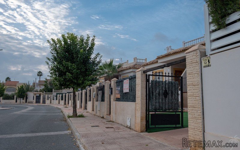 This beautiful home with a very spacious garden is located.. - 7