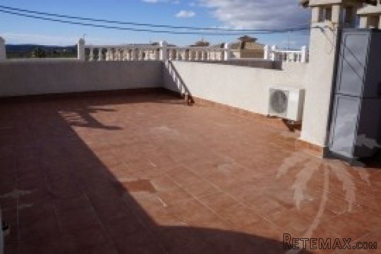 This beautiful home with a very spacious garden is located.. - 8