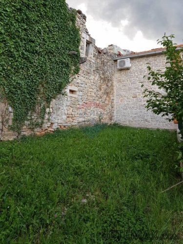 BARBAN OKOLICA: STARA KUĆA 140 m2 SA 900 m2 DVORIŠTA - 2