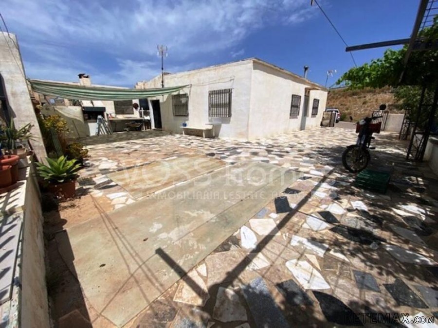 Large 2 bed 1 bath country property with garage and great.. - 2