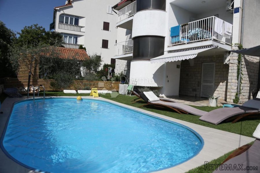 MALINSKA - APARTMANSKA KUĆA S DVA BAZENA