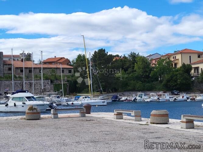 Etaža sa garažom i dvorištem blizu mora