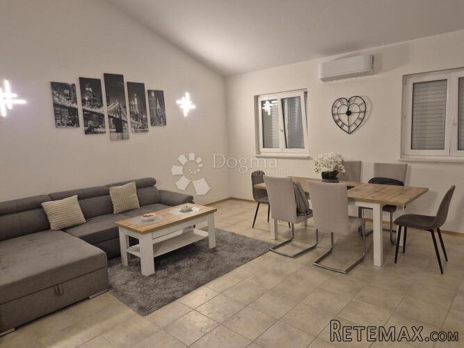 PRODAJE SE MODERAN STAN U ROGOZNICI – NEPROCJENJIV POGLED NA