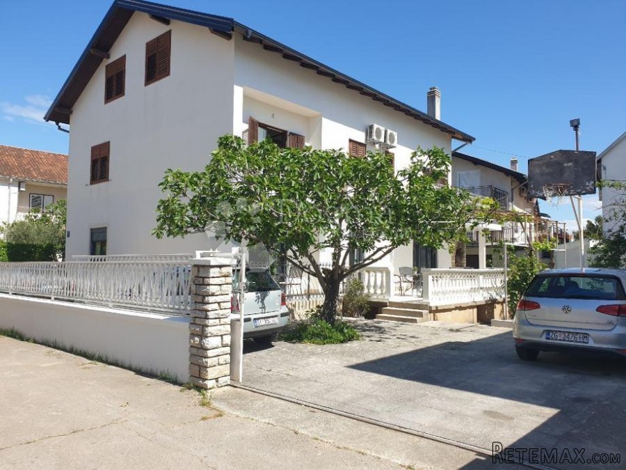 VODICE ATRAKTIVNA APARTMANSKA KUĆA BLIZ MORA