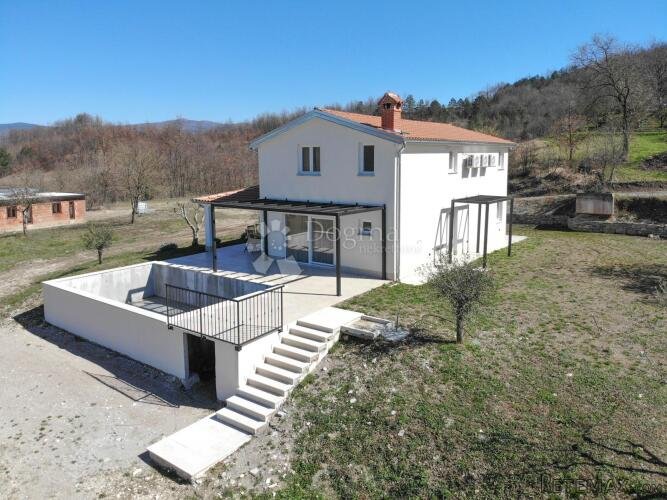 Cerovlje, atraktivna kuća s bazenom i saunom na TOP lokaciji