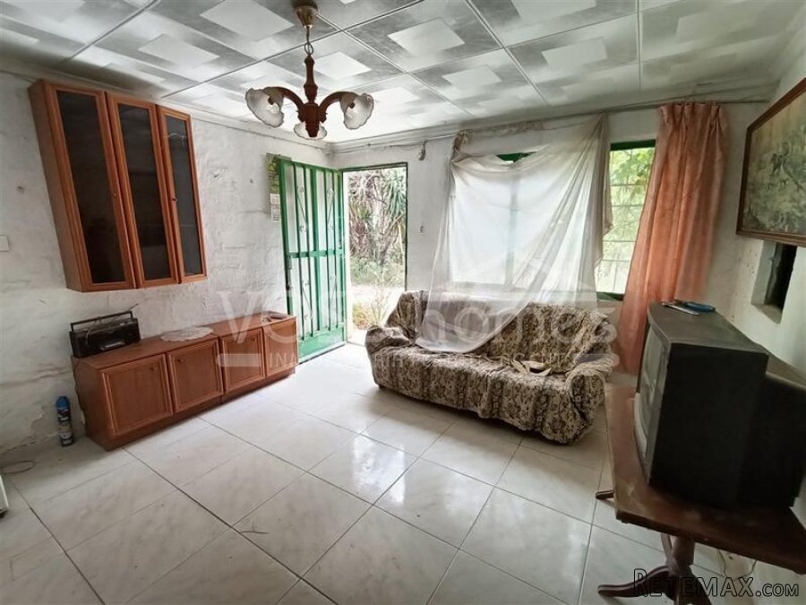 NEW LISTING - A habitable 3 bed, 1 bath Country House in.. - 9