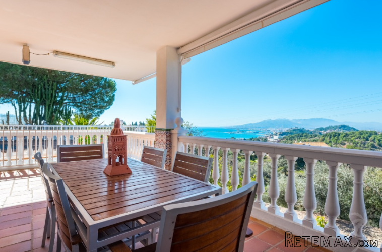 This beautiful villa with a living space of 290 m2 is.. - 4
