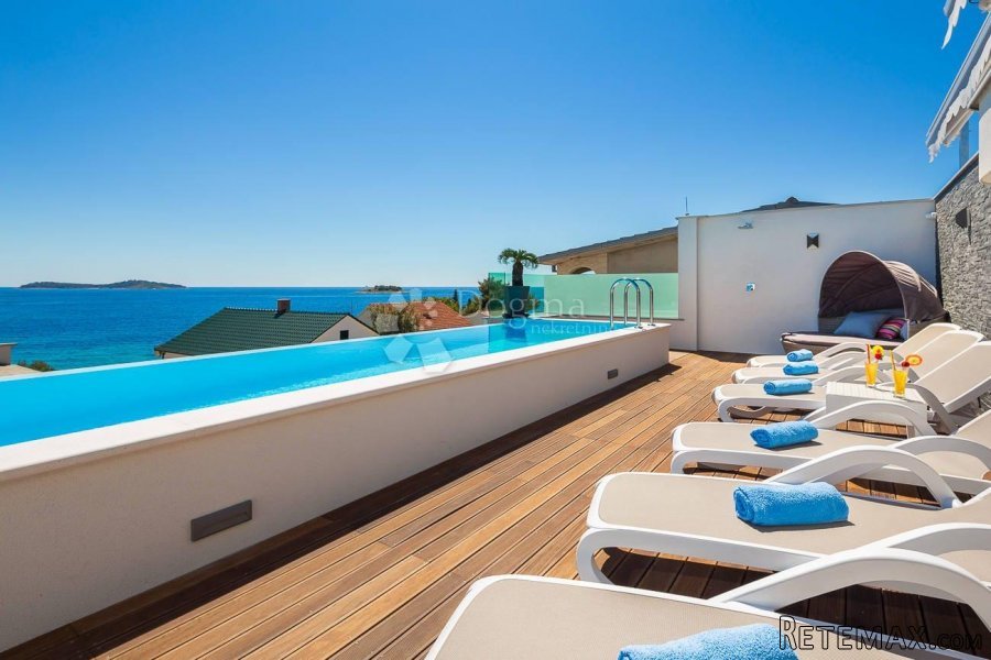 VILLA SA BAZENOM U ROGOZNICI, PRILIKA!