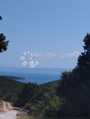 Poljoprivredno zemljište s pogledom na more