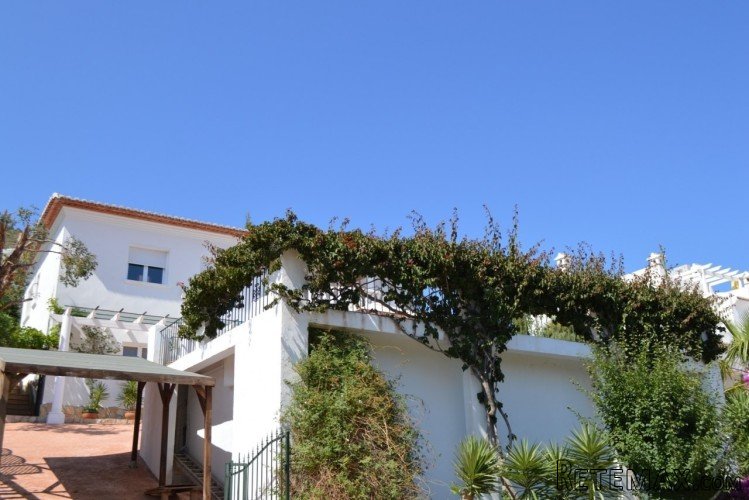 Modern, detached south facing villa builtin 2004 with.. - 2