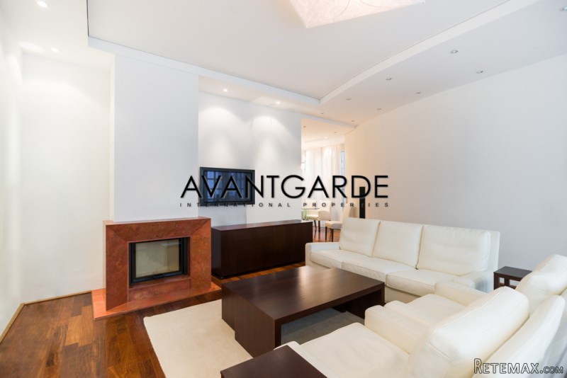 Apartment in prime location of the..