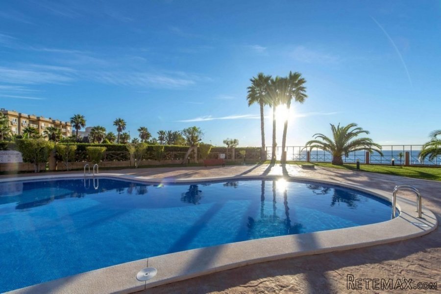 Ático con vistas al mar situado en el residencial en la..