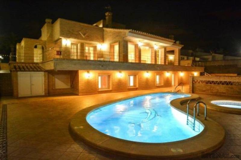5 Bedroom 3 Bathroom Villa In..