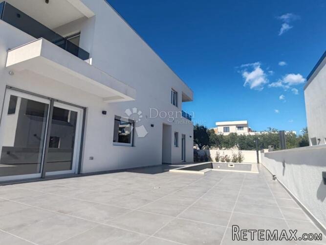 VODICE - novoizgrađena, atraktivna kuća s bazenom - 2