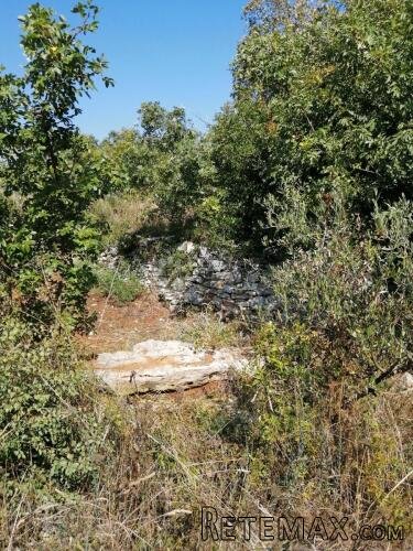 Peroj – 689 m² poljoprivredno zemljište na 1.700 m od mora