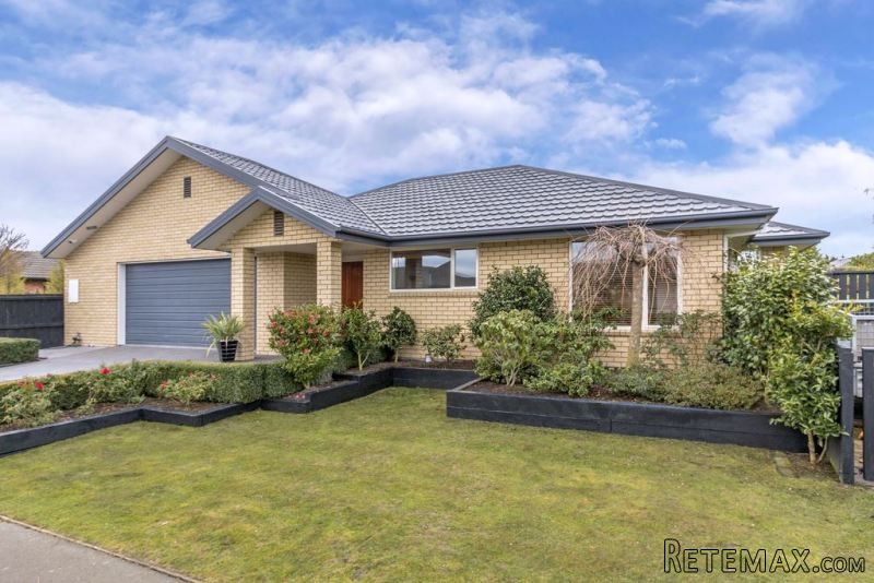 Surrender to a great family home!