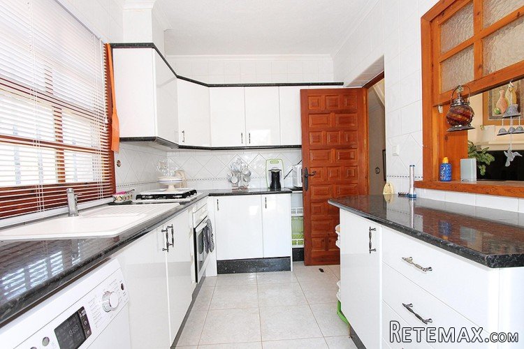 This charming villa is located in the Orihuela Costa. This.. - 3