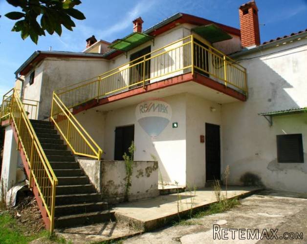 PULA, ŠKATARI PRODAJE SE KUĆA U NIZU SA TRI STAMBENE... - 2