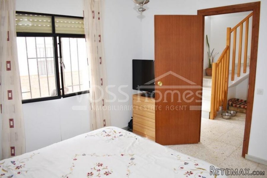 A spacious, light & airey, 3 / 4 bed, 1.5 bath semi.. - 15