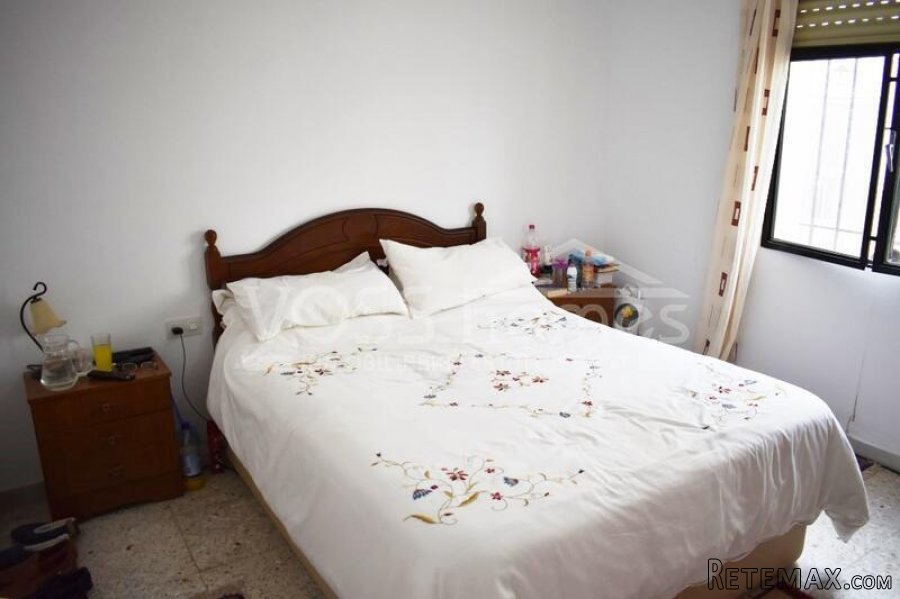 A spacious, light & airey, 3 / 4 bed, 1.5 bath semi.. - 16