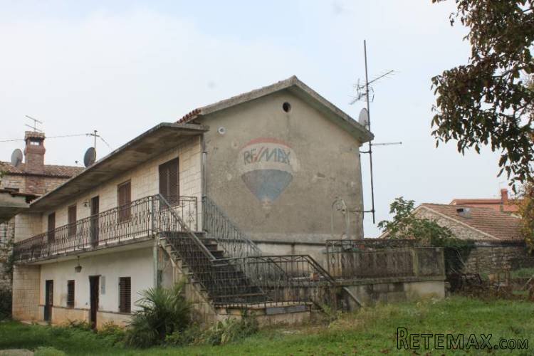 Kuća 200 m2 u mirnom predgrađu sa velikom okućnicom od...
