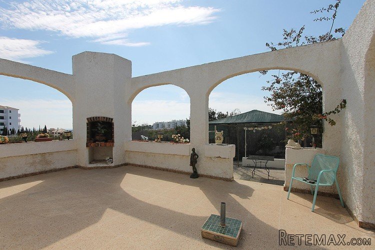 This charming villa is located in the Orihuela Costa. This.. - 6