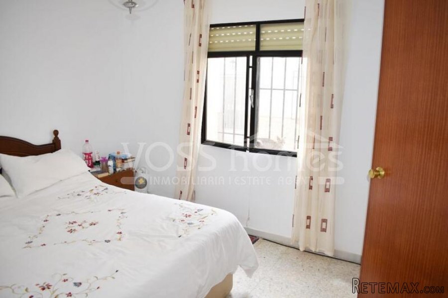 A spacious, light & airey, 3 / 4 bed, 1.5 bath semi.. - 17