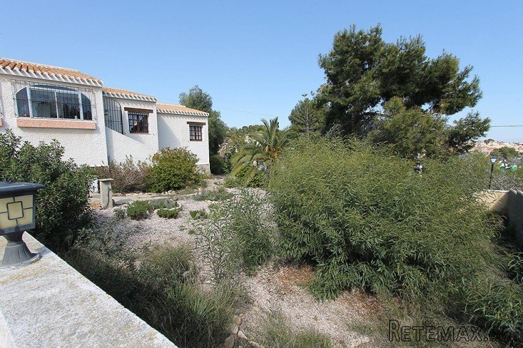 This charming villa is located in the Orihuela Costa. This.. - 7