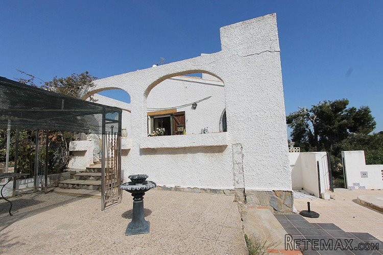 This charming villa is located in the Orihuela Costa. This.. - 8