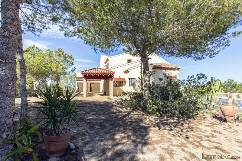 4 Bedrooms - Villa - Alicante - For Sale