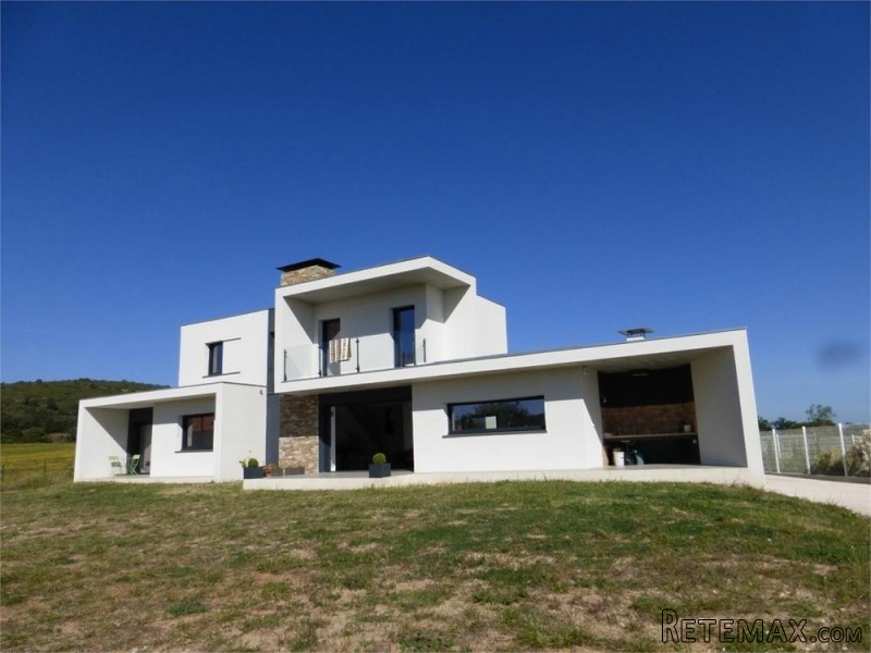 Superb Contemporary 4 Bed Villa, Close..