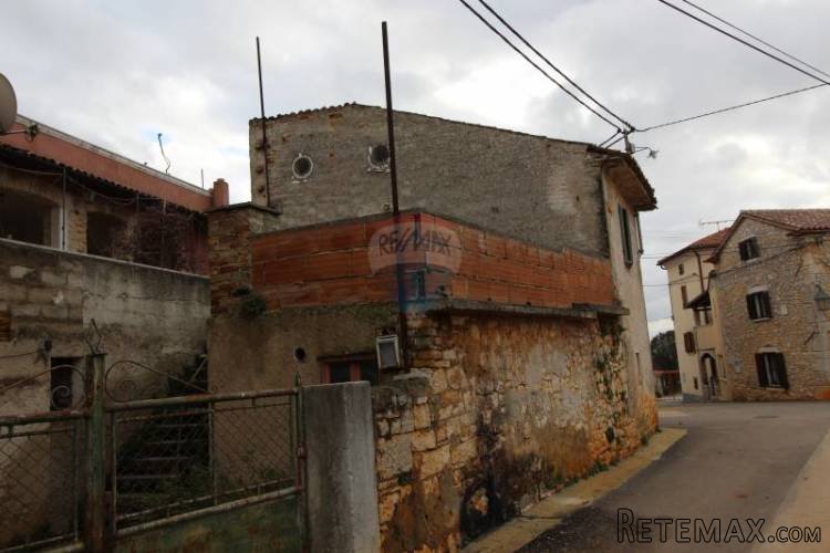 Ruševna kuća u centru Kaštelira - 2