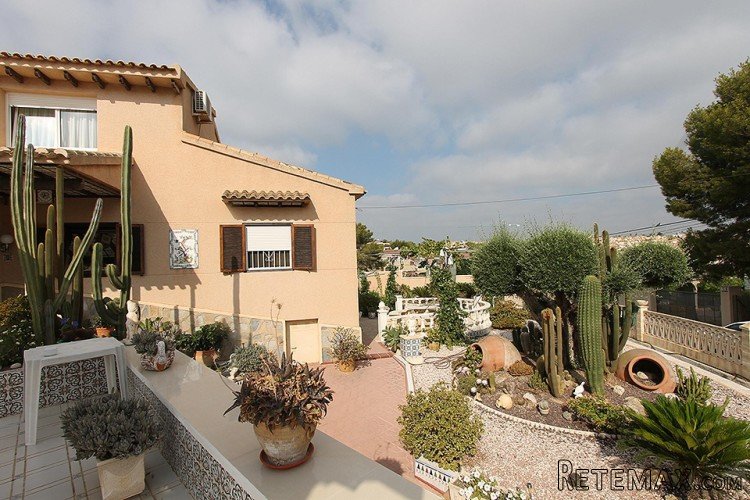 This traditional 5-bedroom villa is located in Las.. - 2