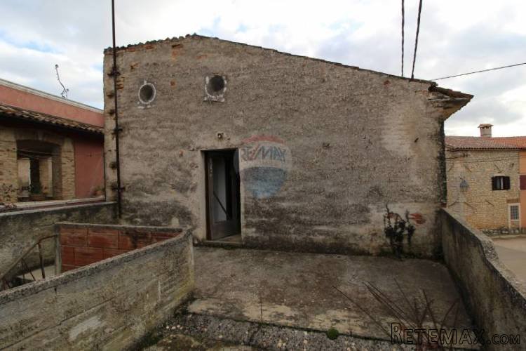 Ruševna kuća u centru Kaštelira - 4