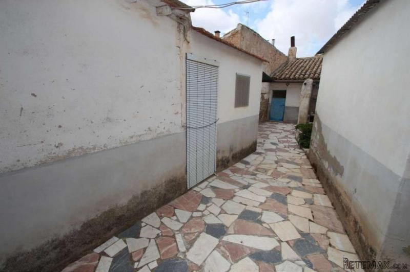 Centre of town with outside space (Ref... - 2
