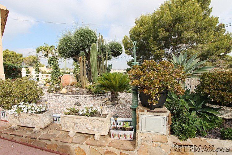 This traditional 5-bedroom villa is located in Las.. - 6