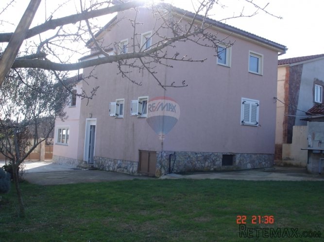 BANJOLE, SAMOSTOJEĆA KUĆA SA VELIKOM OKUĆNICOM - 2