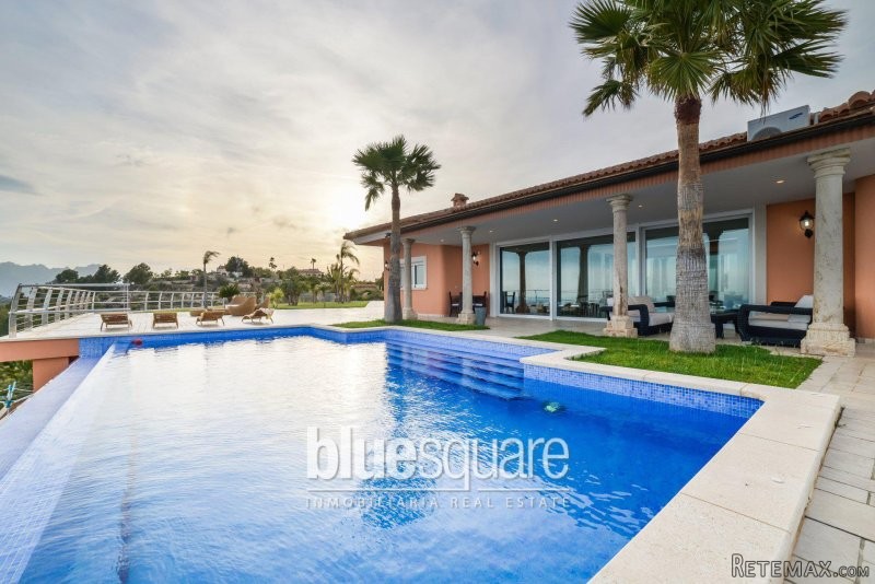 Luxurious villa with breathtaking sea..