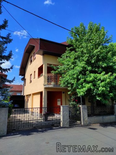 PREKRASNA KUĆA DVOKATNICA U ZELENILU (302 m2).