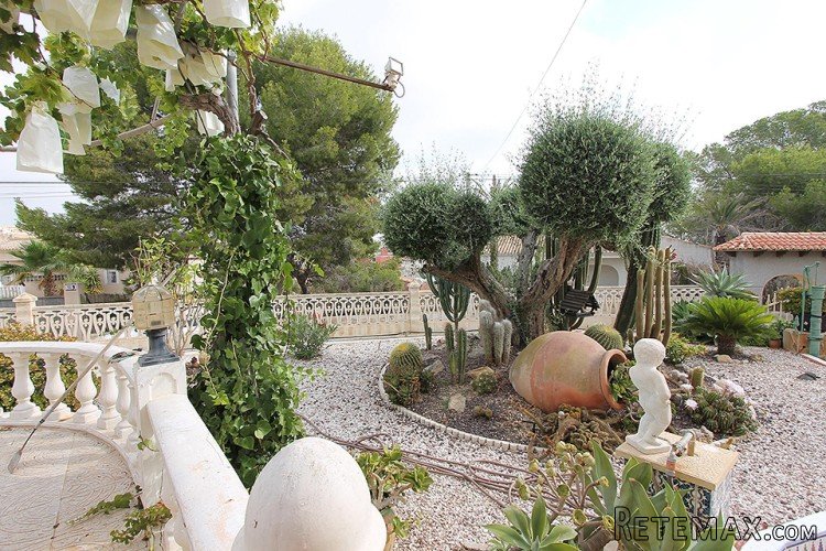 This traditional 5-bedroom villa is located in Las.. - 8