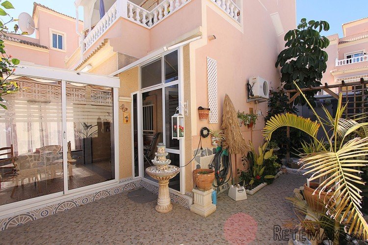 This nice terraced house has an excellent location in a.. - 2