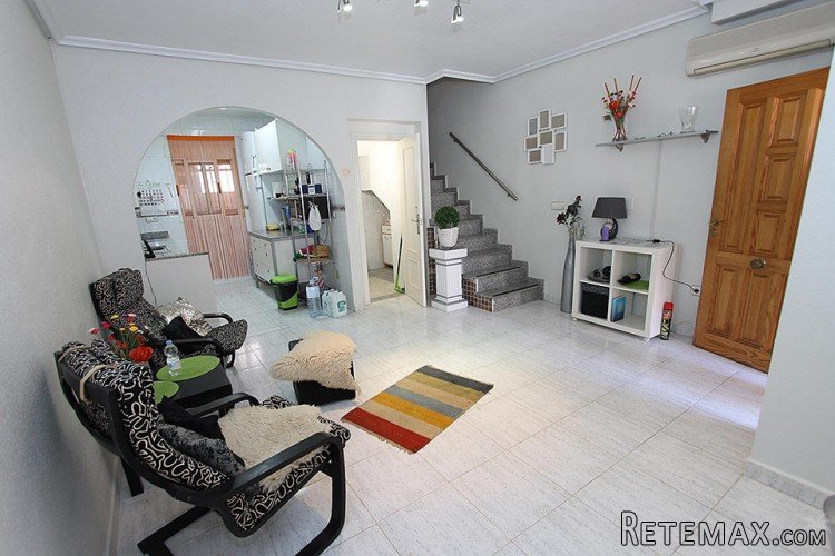 This nice terraced house has an excellent location in a.. - 3