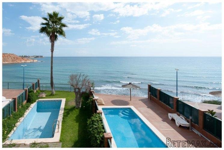 Townhouse with private pool and beachfront plot in first..