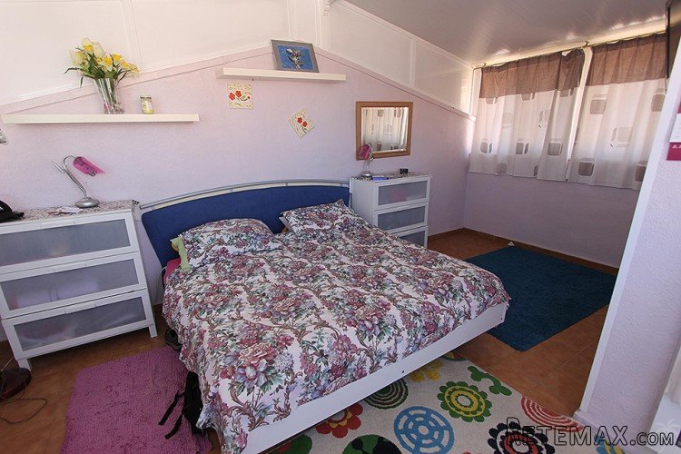 This nice terraced house has an excellent location in a.. - 6