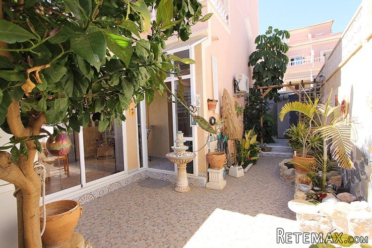 This nice terraced house has an excellent location in a.. - 7