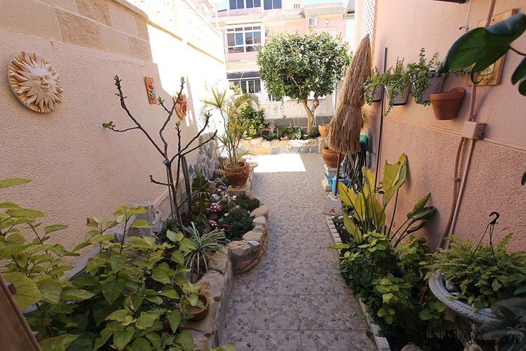 This nice terraced house has an excellent location in a.. - 8