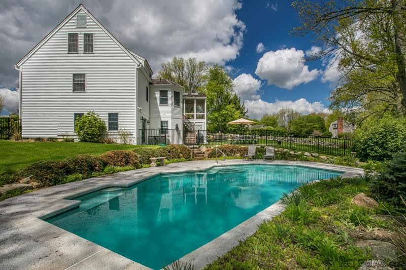 3 bedroom House For Sale: 14 Hunt Farm..