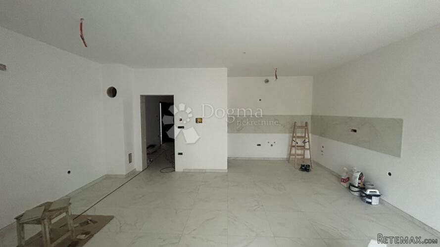 STAN 84 M2 SA 2 PARKIRNA MJESTA NOVOGRADNJA - Pula