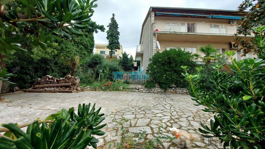 Selce, kuća 150 metara od mora sa velikom okućnicom