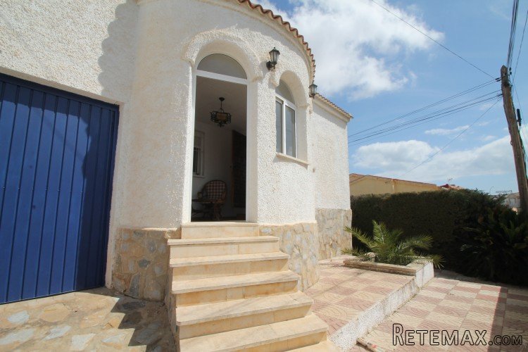 Beautiful villa in a quiet street and with a just 500m walk.. - 2